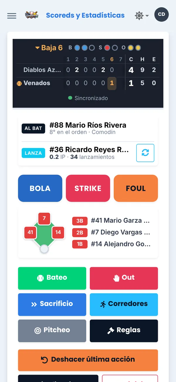 Captura del juego en vivo desde el celular: marcador, cuenta, corredores en base y botones de jugada